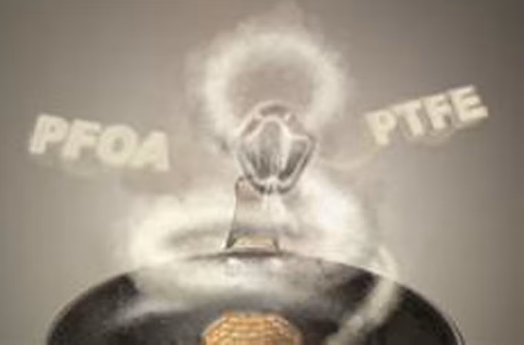 Một số người tin rằng chúng bắt nguồn từ sự hư hại ở lớp màu bên ngoài áo mưa và màng phủ thức ăn. PFOA được dùng phổ biến để chế tạo các loại chảo chống dính. Thực tế, vật dụng này hiếm khi bị coi là nguồn gây ung thư ở người.