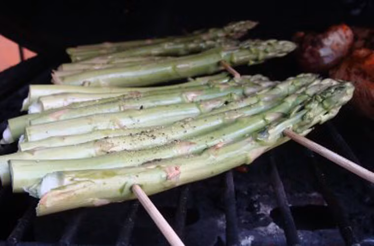 Mỗi bè chỉ nên đặt 4 – 6 thân để đảm bảo măng chín đều mà vẫn tạo hình chiếc bè sinh động.