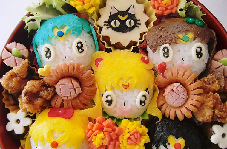 Chúng được giữ trong hộp Bento có nhiều ngăn to bé khác nhau để đựng mỗi loại thức ăn tách biệt và được thiết kế sao để giữ nóng thức ăn tốt nhất.