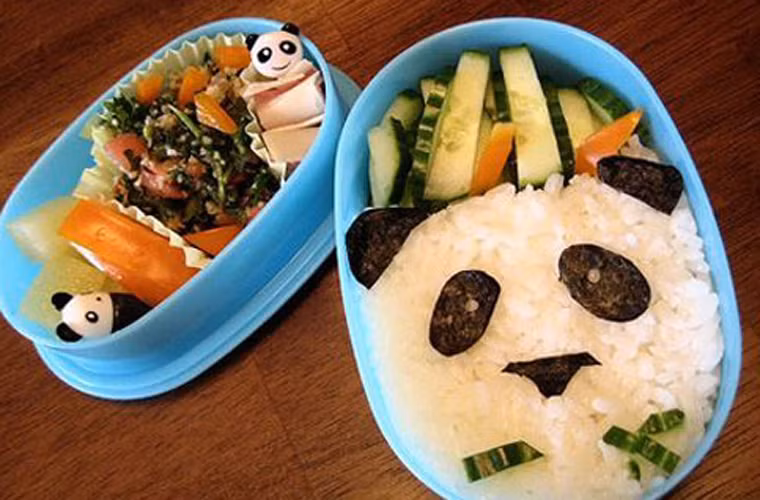 Chữ Bento trong tiếng Nhật có nghĩa đơn giản là cơm hộp. Cơm hộp Bento có nguồn gốc từ thói quen sử dụng cơm rang Hoshi – ii bắt đầu từ khoảng thế kỷ 13.