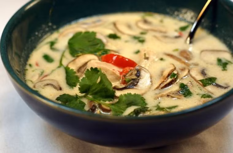 7. Tom Kha Gai. Tom Kha Gai nổi bật với thịt gà nấu cùng sữa dừa, sả, riềng và gừng. Đây là món khai vị nổi bật của người Thái với vị thanh tao và ngọt lành.