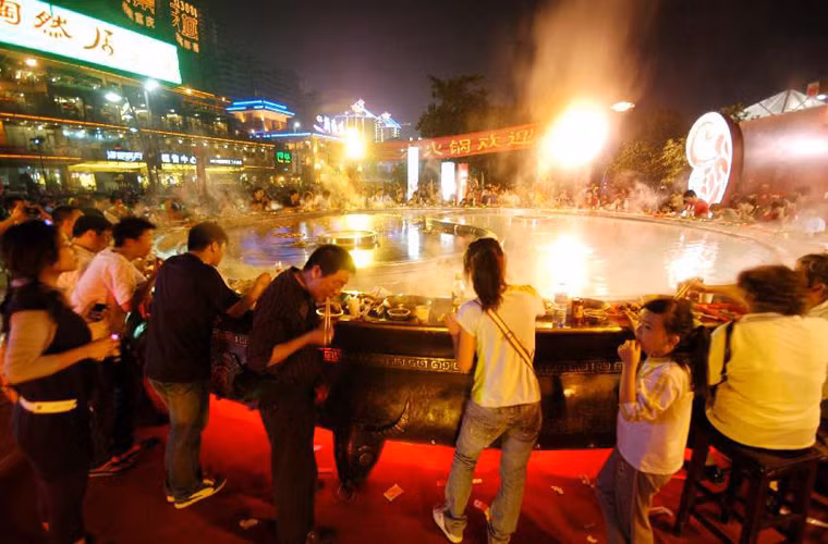 Lẩu là món ăn phổ biến và ở đâu cũng có nhưng khi vào tay người dân Trùng Khánh chế biến thì nó trở nên đặc biệt thơm ngon và hấp dẫn lạ lùng. Tuy nhiên, lẩu Trùng Khánh khá kén người ăn bởi chỉ những ai biết ăn cay mới có thể thưởng thức được.