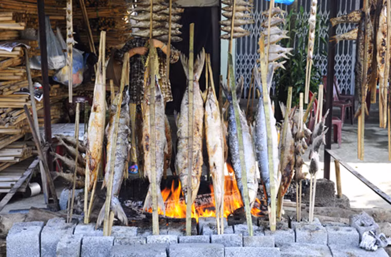 Cá nướng đồ. Trước khi nướng, cần xiên cá qua các que tre nhỏ từ miệng xuống tận đuôi rồi dùng kẹp tre xanh kẹp vào để cho cá khỏi rơi, gãy. Cá nướng được đem rắc muối gói lá chuối, đồ lên rồi mới ăn.