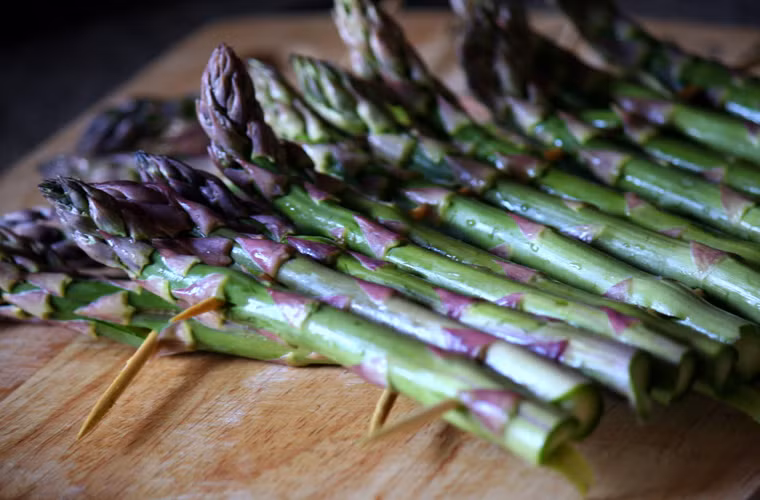 Xiên tre nên cách khoảng 3 cm từ dưới gốc trở lên.