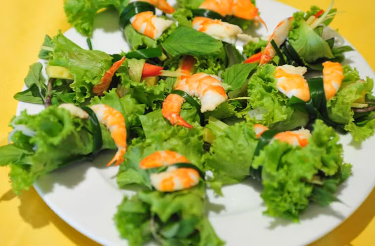 Cuốn tôm. Là món ăn truyền thống của làng Nấp, xã Minh Khai, Hưng Hà. Món ăn được thưởng thức quanh năm nhưng được làm nhiều nhất vào các dịp lễ tết.