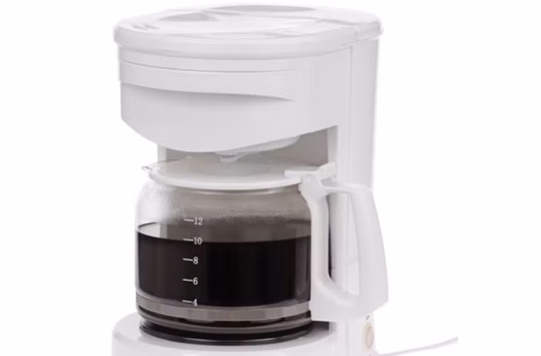 Rửa bình pha cà phê thủy tinh. Vết loang lổ còn sót lại sau thời gian dài pha cà phê sẽ được đánh tan bằng hỗn hợp đá, muối và chanh. Bạn cho đá lạnh chiếm khoảng một phần tư bình, cắt chanh thành những lát nhỏ và thêm hai muỗng canh muối. Giống như làm sạch máy xay sinh tố, cắm điện và chờ trong vòng 2 phút là được.