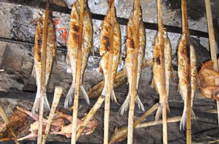 Sự kết hợp các hương vị của tre tươi, lá chuối, vị đậm đà của muối hòa quyện vào nhau làm cho món ăn thực sự hấp dẫn. Du khách sẽ khó mà quên được hương vị ẩm thực Tây Bắc này khi thưởng thức cùng với cơm lam.