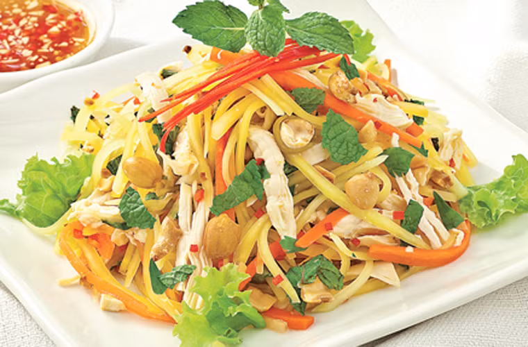 4. Gỏi đu đủ (Som Tam). Đây là một loại gỏi cay với nguyên liệu chính là đu đủ xanh bào sợi. Gỏi đu đủ Thái tương tự như món gỏi tam mak hung của Lào vào gỏi bok l'hong của Campuchia.