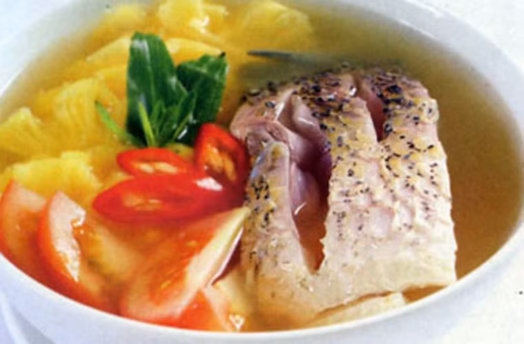 Canh cá Quỳnh Côi. Canh cá Quỳnh Côi được làm từ những nguyên liệu đơn giản như cá, rau và gạo. Tuy vậy, mùi vị của loại canh này lại không nơi nào có được.