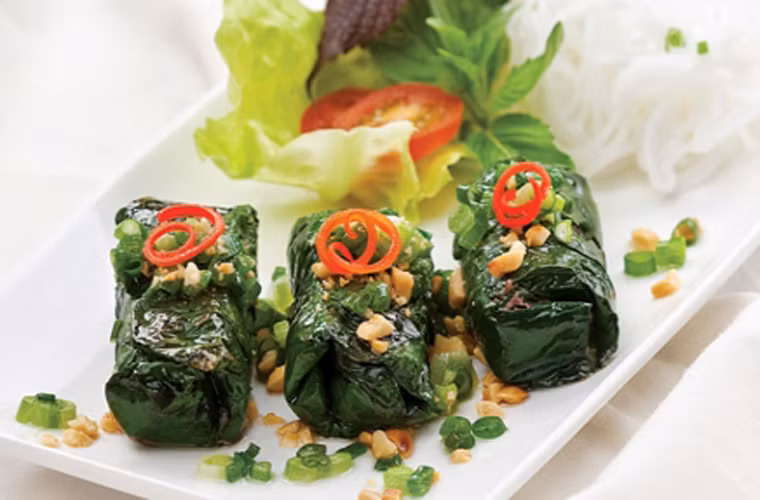 Hay món cá ngần cuộn chả lá lốt.