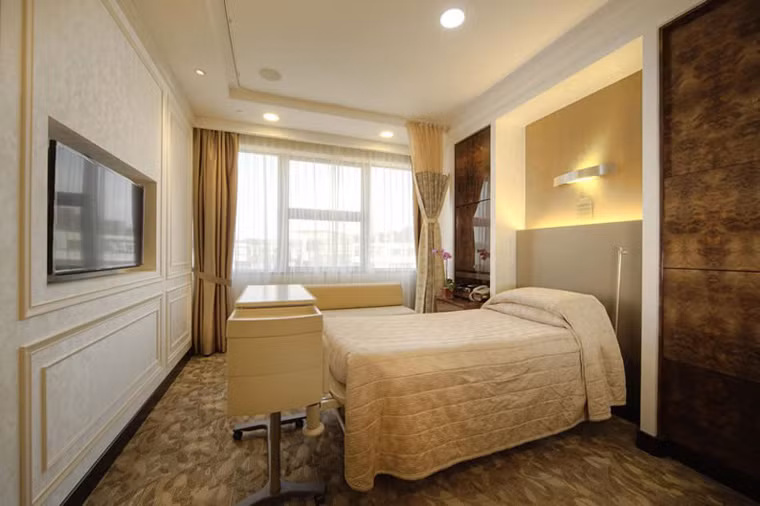 6 - Bệnh viện Gleneagles (Singapore). Đây là một cơ sở tư nhân chuyên điều trị các bệnh về tiêu hóa, gan, tim mạch và phụ khoa. Gleneagles cung cấp chỗ nghỉ với hệ thống phòng ốc rộng rãi kết hợp phòng tắm lớn và màn hình ti vi LCD ấn tượng. Bên cạnh đó, không gian riêng của bệnh nhân cũng được thiết kế điện thoại để bàn, máy tính kết nối internet, máy nghe nhạc DVD, phòng massage hiện đại. Tuy nhiên, thai phụ phải bỏ ra số tiền “khủng” 14.000 đô cho hai ngày lưu trú nơi đây.