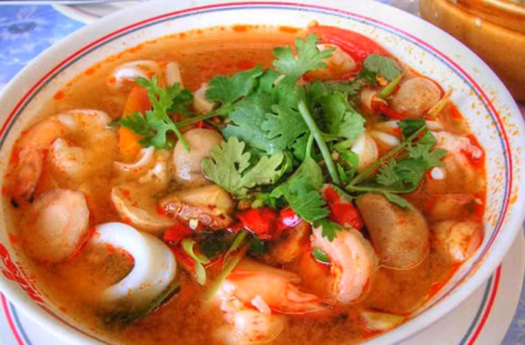 1. Canh tôm Yam Goong chua cay. Mùi vị đặc trưng của món canh có được là nhờ sự kết hợp của các loại thảo mộc thơm, sả, lá chanh, riềng và hẹ tây. Bên cạnh đó, người ăn cũng khó có thể quên được vị chua chua cay cay và cảm giác đã miệng khi thưởng thức những chú tôm đẫy thịt.