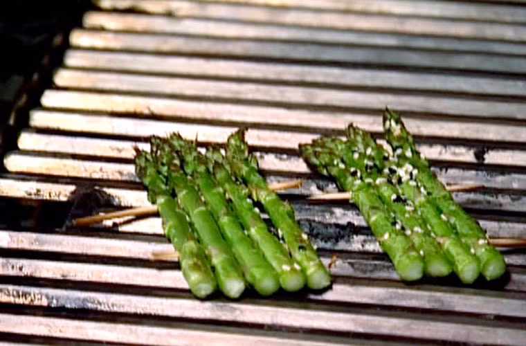 Tiếp đó, quết hỗn hợp trên lên cả hai mặt bè.