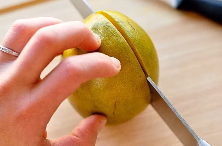 Quả xoài. Bạn hãy cắt lấy 2 phần má xoài. Tiếp theo, dùng dao chia má xoài thành những ô nhỏ.