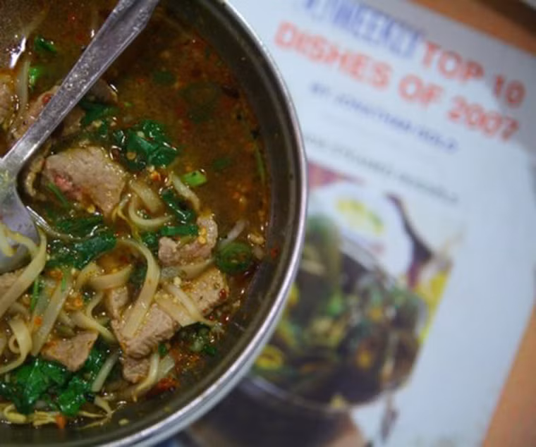 3. Phở (Kuay Tiew). Không chỉ có mặt trong những nhà hàng sang trọng, Kuay Tiew còn hiện hữu ở các cửa hàng nhỏ ven đường. Du khách đến với Thái sẽ dễ dàng tìm được địa chỉ phục vụ món ngon này.