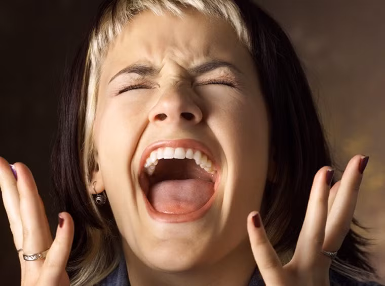 4 - Hội chứng “loạn dưỡng phản xạ” (CRPs) được đánh giá là căn bệnh gây đau đớn nhất trong lịch sử làng y. Loạn dưỡng phản xạ khiến người bệnh cảm thấy như có hàng nghìn mũi khoan đốn vào xương khớp. Giống như viêm bao khớp dính Capsulitis, người ta chưa tìm được nguyên nhân chính xác gây bệnh cũng như phương pháp điều trị đặc hiệu.