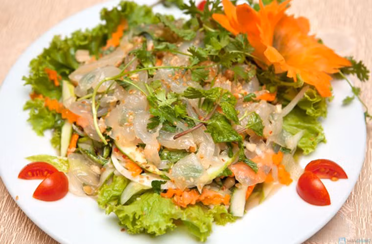 Khi ăn, người ta cắt những miếng to ra thành các miếng nhỏ đều nhau. Nước chấm sứa muối là mắm tôm pha với chanh, ớt... Rau ăn kèm là những loại rau như dậu rách, kinh giới, húng chũi...