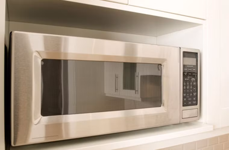 Làm sạch lò vi sóng. Cách nhanh nhất để làm sạch lò vi sóng là đặt một vài chiếc khăn ẩm bên trong nó rồi khởi động. Các bà nội trợ chỉ cần chờ 3 – 5 phút là những chiếc khăn này có thể dọn sạch bách lò vi sóng.