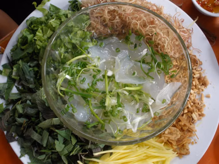 Thú vui thưởng thức món cá ngần không dành cho người vội, bởi nếu ăn nhanh thì không thể cảm nhận hết được cái thanh nhẹ, trong trẻo của bát canh mà biển ban tặng.