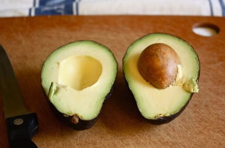 Ngoài ra, bạn cũng có thể tận dụng đặc tính vỏ mềm, dễ bóc của chúng để cắt đôi quả bơ, bỏ hạt.