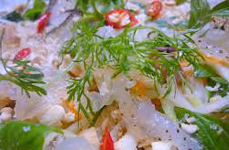 Sứa muối. Sứa muối được chế biến từ những con sứa tươi, được rửa sạch và cắt khúc thành những tảng nhỏ; sau đó ngâm vào các bình, chum hoặc vại lớn.