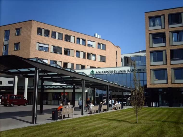 2 – Bệnh viện Asklepios Klinik Barmbek (Đức) được xem là bệnh viện sang trọng và “mắc” nhất thế giới. Bệnh viện được trang bị hệ thống công nghệ hàng đầu giúp mang lại hiệu quả cao trong nỗ lực chẩn đoán và điều trị bệnh. Ở đây, bạn cũng được cung cấp dịch vụ nghỉ ngơi hạng nhất. Tùy vào điều kiện của mình, bạn có thể lựa chọn chất lượng phòng giống như khi đi khách sạn. Không những thế, Asklepios Klinik Barmbek còn nổi tiếng với hơn 100 cơ sở phục vụ cho mọi nhu cầu của bệnh nhân.