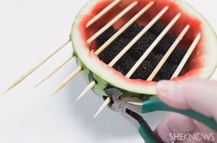 Cắt phần xiên tre nhanh chóng bằng một chiếc kìm nhỏ.