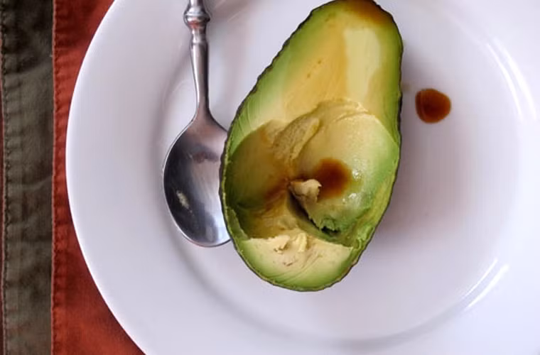 Quả bơ. Cách sử dụng cũng tương tự như kiwi. Chúng ta chỉ cần cắt trái bơ theo chiều dọc. Sau đó, dùng thìa thưởng thức phần thịt bên trong.