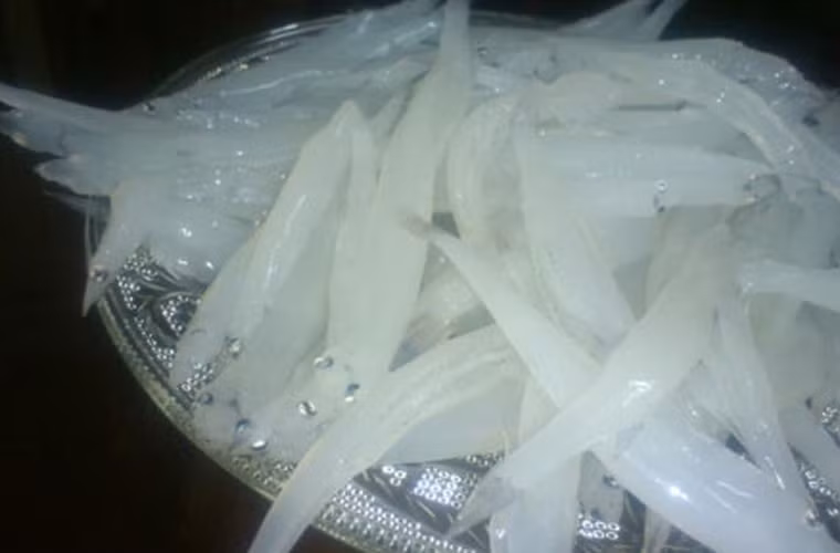 Làm món cá ngần không cần phải cầu kỳ nhưng chân tay phải thật sạch. Từ những chú cá trắng muốt, bạn dễ dàng có được một bát canh thơm ngon bằng cách chao qua nước muối pha loãng cho cá hết chất nhờn.