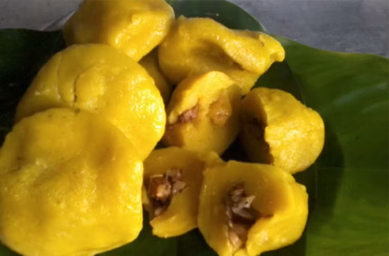 Bánh nên ăn nóng, để bánh nguội sẽ khô và kém thơm.