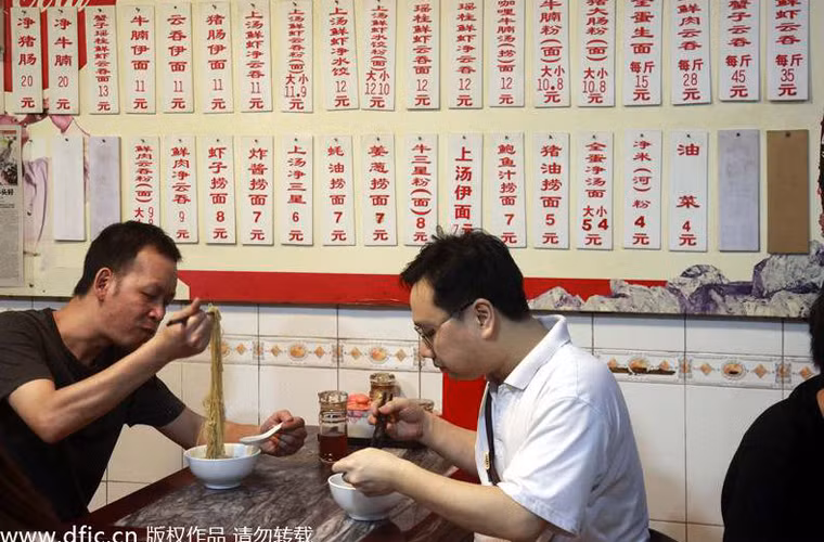 Quảng Châu có nhiều nhà hàng lâu đời với những món đồ uống cực ngon. Người dân ở đây có thói quen vừa ăn súp vừa thưởng thức trà.