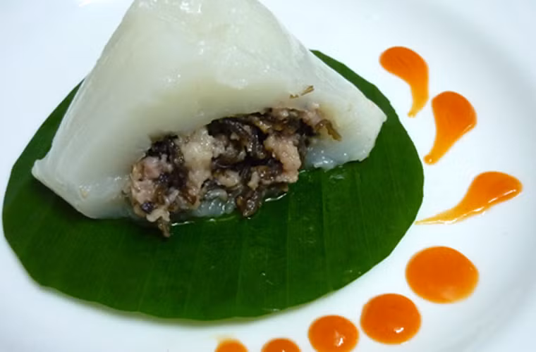 Bánh giò bến Hiệp không có hàn the, không có chất bảo quản nhưng khi ăn vẫn dễ dàng cảm thấy độ giòn của mộc nhĩ, béo ngậy của thịt, cay và hơi thơm của tiêu. Khi bóc bánh thì không bị dính.