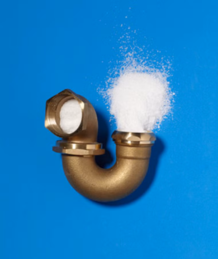 Làm sạch đường ống nước bằng muối biển. Trường hợp đường ống trong nhà bạn thoát nước chậm hoặc có hiện tượng bị tắc thì bạn có thể xử lý bằng cách đổ dung dịch nước muối xuống để vệ sinh. Lưu ý khi pha cần đảm bảo dung dịch có tỷ lệ 1/2 cốc muối/1 lít nước.