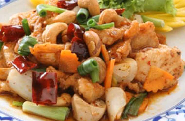 5. Gà rang hạt điều (Gai Med Ma Moung). Thành phần chủ yếu của món ăn gồm có thịt gà, hạt điều, nước tương ngọt, hành tây, bột mì, mật ong và tỏi. Gà rang hạt điều sẽ mang lại trải nghiệm mới lạ bên cạnh những món ăn cay của Thái Lan.