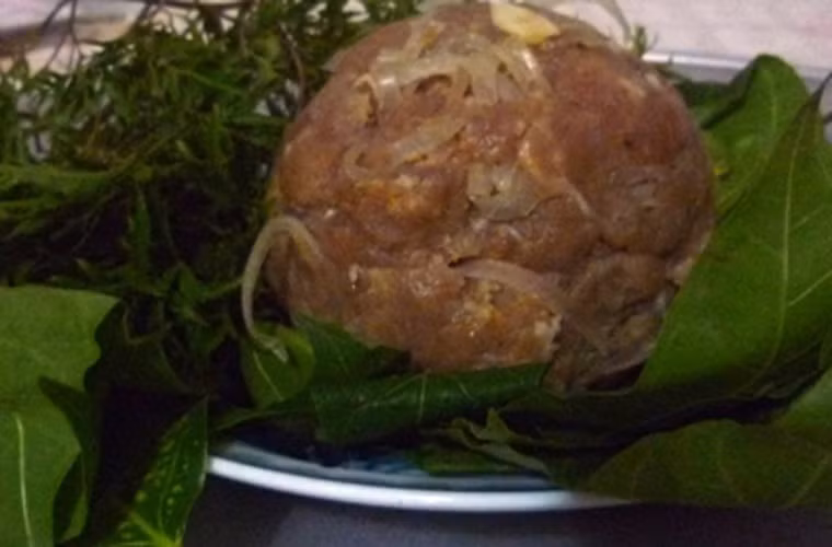 Nem sống. Không giống như những loại nem khác như nem chua Thanh Hóa, nem Phùng, thịt chua Thanh Sơn...Nem sống ở Thái Bình có phần đặc biệt hơn, thịt lợn, hay sườn lợn sau khi được lọc mỡ và bì băm nhuyễn sau đó trộn cùng với thính gạo, không qua quá trình lên men và ăn ngay sau khi chế biến.