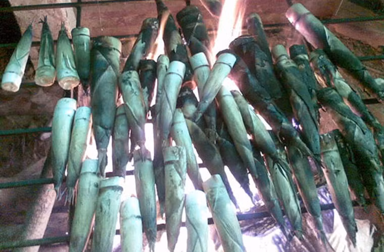 Măng đắng nướng. Muốn có măng đắng ngon phải chọn những mầm măng sặt mới nhú, lấy củi nướng cho đến khi măng cháy xém, quắt lại, bóc dần từng bẹ chấm vào gói “chẩm cheo” (gồm muối, ớt, lá gừng, mắc khén, lá tỏi và củ tỏi giã nhỏ).