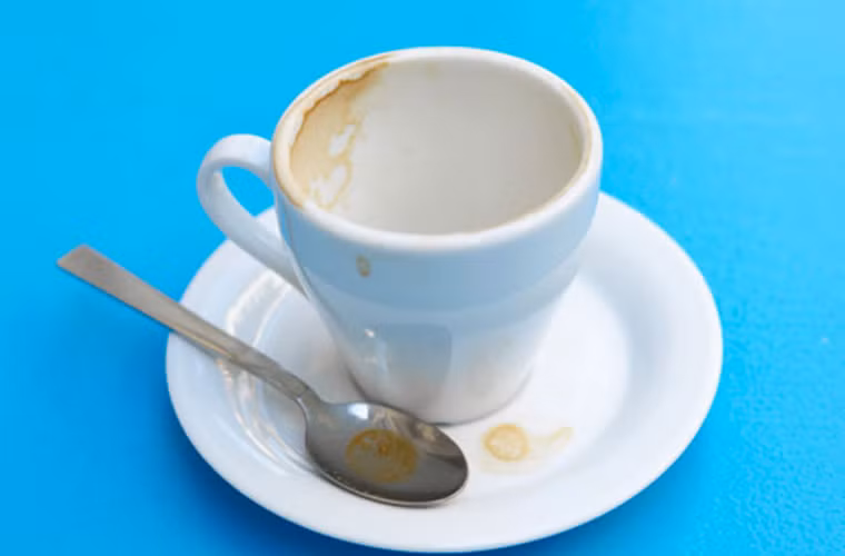 Rửa tách cà phê. Bằng cách dùng hỗn hợp muối và giấm, bạn sẽ nhanh chóng có được chiếc tách sạch không tì vết.