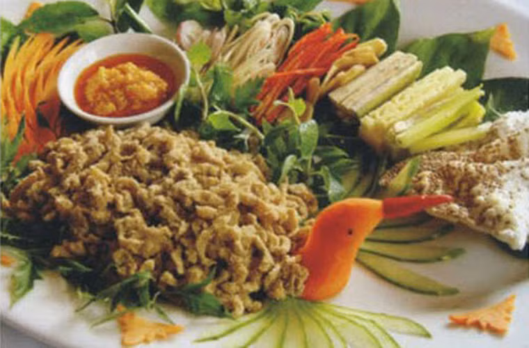 Thân nhệch được cắt ra nhiều đoạn, mỗi đoạn dài từ 2 đến 3 cm rồi lấy khăn sạch thấm nước và cho vào bát ô tô, rắc bột ngọt, ớt khô, giềng giã nhỏ, thính gạo nếp… chờ cho "dậy mùi" là được.