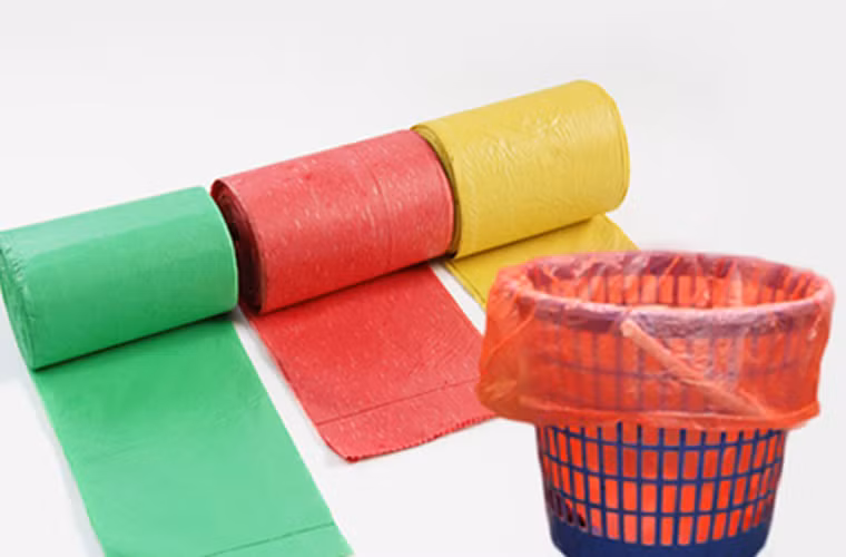 Giữ sạch thùng rác. Muốn giữ cho thùng rác luôn sạch sẽ và việc thu gom rác được dễ dàng, bạn nhớ lót một chiếc túi ni lông vào bên trong thùng rác trước khi sử dụng.