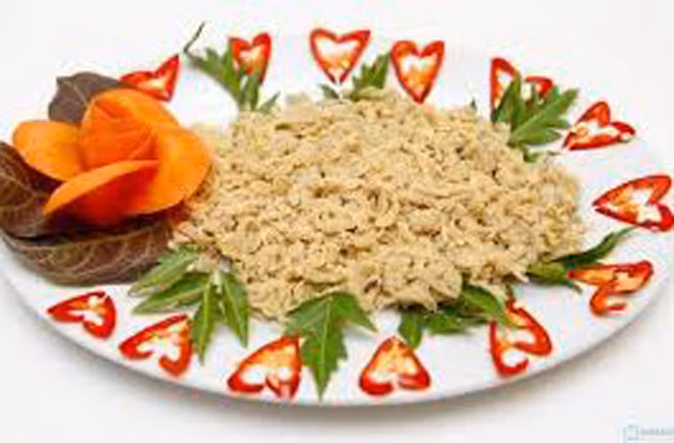 Gỏi nhệch ngọt, giòn, dai, thơm và mát. Khi ăn phải nhai kỹ, nhai từ từ, nhâm nhi gẩy gót thì mới thấy thú.