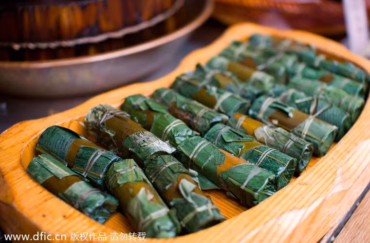 Năm 2010, Thành Đô còn được UNESCO công nhận là “Kinh đô ẩm thực thế giới”. Đây cũng là thành phố đầu tiên ở châu Á được nhận vinh dự này. Đặc sản của Thành Đô gồm có lẩu, đậu phụ cay và mỳ lạnh. Ngoài ra, bánh nếp gói lá tre là món ăn đường phố cũng được nhiều người biết đến.