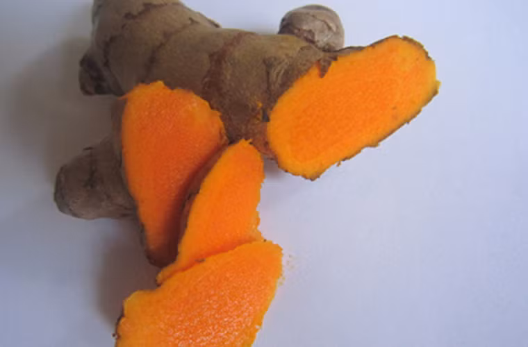 Bánh nghệ. Bánh nghệ chủ yếu làm từ gạo tẻ nên ăn nhiều không lo bị nóng. Bánh được kết hợp với nghệ nên có giá trị dinh dưỡng cao và mùi vị đặc trưng.