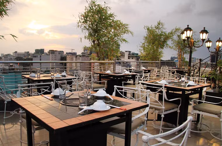 Những cửa hàng ở trung tâm đại lộ Hubin được đánh giá cao hơn cả với thực đơn ngon và giá cả hợp lý. Tuy nhiên, muốn được phục vụ chu đáo, bạn cần phải đặt trước bởi nơi đây luôn kín khách.