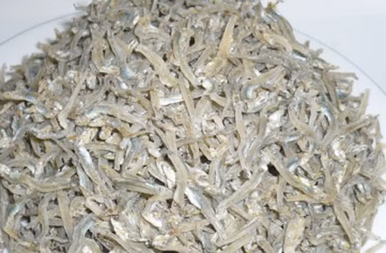 Một món ngon nữa làm từ nguyên liệu này là cơm cá ngần. Bạn đun nóng dầu, phi tỏi thật thơm rồi cho cá vào rán đến khi có độ vàng và giòn là được. Tiếp đó, trộn đều ớt, tỏi băm, nước mắm, đường, chanh vào đĩa cá mới vớt.