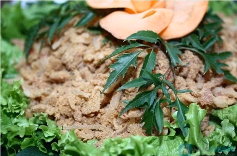 Tiếp đó, người ta đem rang khô gạo giã nhỏ thành bột tấm, đem ủ thịt vào một chiếc bồ có lót sẵn lá chuối, rải gạo rang giã dập trộn muối rồi nén lại đem gác lên bếp củi đun. Sau một đến hai tuần, men lá, rượu và riềng sẽ ngấm vào từng thớ thịt, mang lại cảm giác thơm ngon cùng vị chua chua mặn mặn.