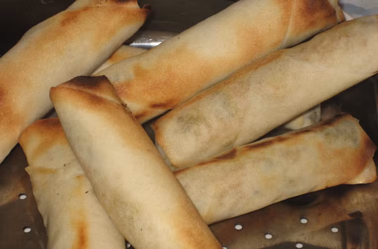 Khi ăn ta sẽ cảm nhận được vị đắng ngọt của măng, vị đậm đà của muối, cay nồng của ớt, cay ấm của lá gừng, cay tê của mắc khén, cay rát của tỏi cùng hương vị đặc trưng của nước măng chua và cây măng nướng.