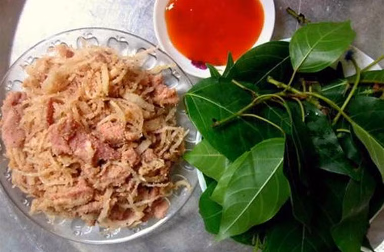 Thịt lợn muối chua. Nguyên liệu chính để làm nên món ngon này là thịt lợn choai nuôi thả. Thịt được thái miếng ướp với muối, riềng khô giã nhỏ rồi trộn với rượu nếp cái cùng men lá rừng.