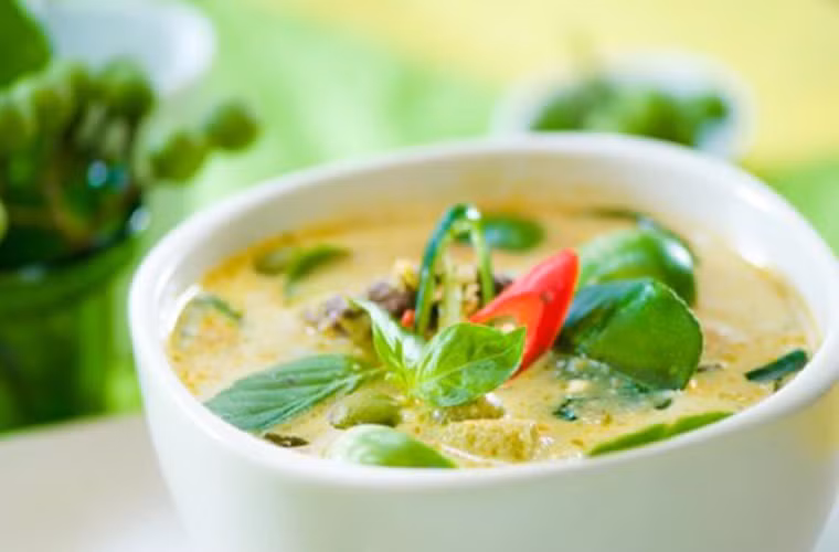 6. Kang Kheaw Whan Gai. Món Kang Kheaw Whan Gai có màu xanh bắt mắt từ lá cây cà ri. Tại Phuket, có nhiều chế bản cà ri gà xanh khác nhau, vị hơi giống cà ri Ấn Độ. Nhưng điểm khác biệt rõ rệt nhất của món Kang Kheaw Whan Gai “chính thống” là nó có vị thơm lạ được tạo ra từ nước cốt dừa.