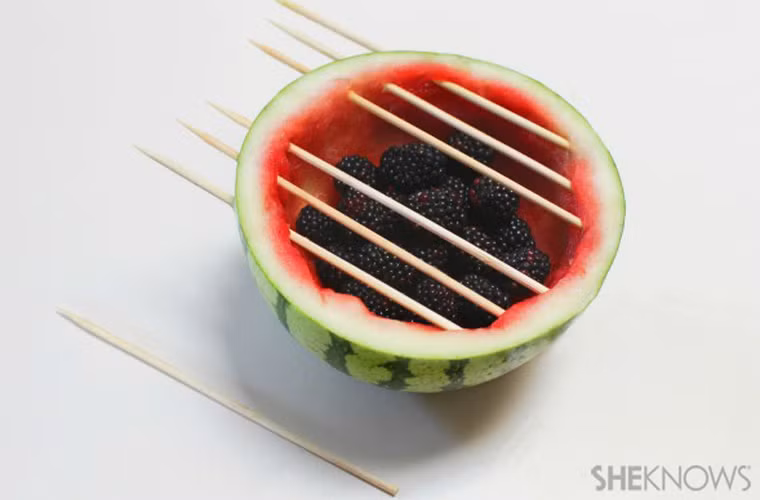 Tận dụng những trái dâu tằm chín mọng đặt vào “lò” để biến chúng thành một lớp than sinh động.