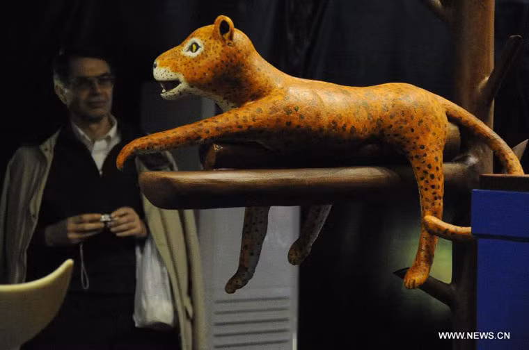 Vẻ đẹp chân thực của chú báo hoa khiến du khách đứng lặng chiêm ngưỡng.